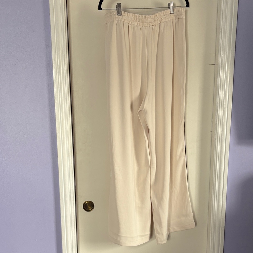 Cream Wide-Leg Pants with Black Trim - Picture 3 of 4